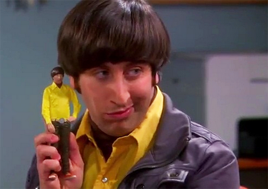 Howard Wolowitz, de la serie The Big Bang Theory, con su mini-yo creado con una impresora 3D.